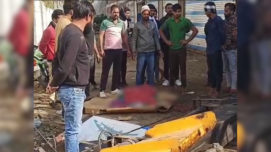 Jhalawar News : झालावाड़ में रोड रोलर उतारते समय हुआ बड़ा हादसा, क्रेन पलटने से राहगीर की मौत