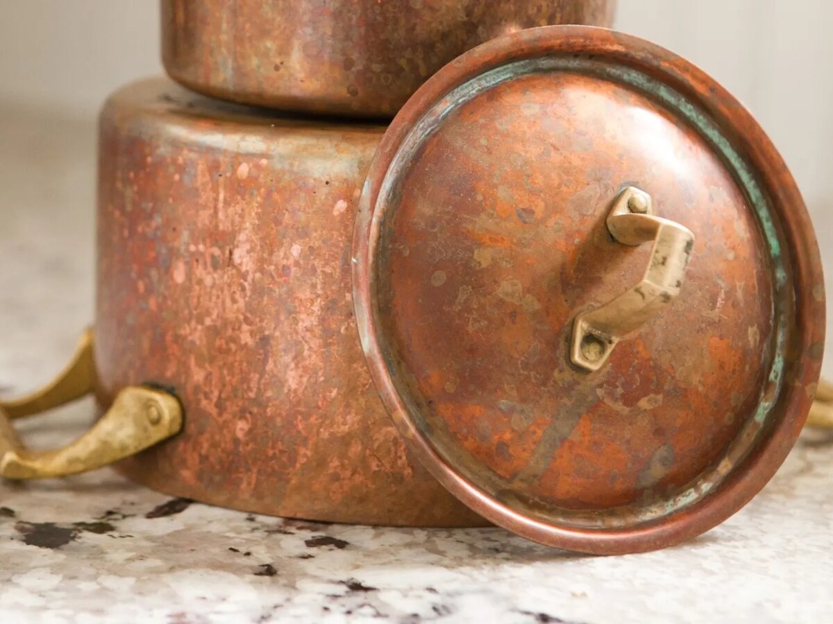 peetal-ke-bartan-kaise-chamkayein-how-to-clean-dirty-copper-utensils