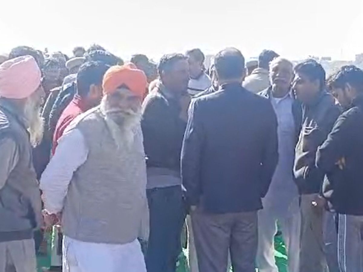 Anupgarh News : सड़क दुर्घटना में घायल शिक्षका की मौत, गुस्साए लोगों ने किया नेशनल हाईवे जाम Anupgarh News : सड़क दुर्घटना में घायल शिक्षका की मौत, गुस्साए लोगों ने किया नेशनल हाईवे जाम