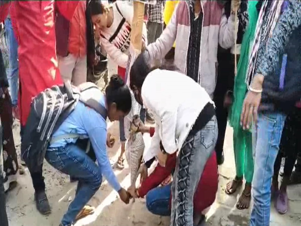 BPSC कथित पेपर लीक विरोध, पटना DM को बर्खास्त करने की मांग, AISF कार्यकर्ताओं ने फूंका शिक्षा मंत्री का पुतला BPSC कथित पेपर लीक विरोध, पटना DM को बर्खास्त करने की मांग, AISF कार्यकर्ताओं ने फूंका शिक्षा मंत्री का पुतला