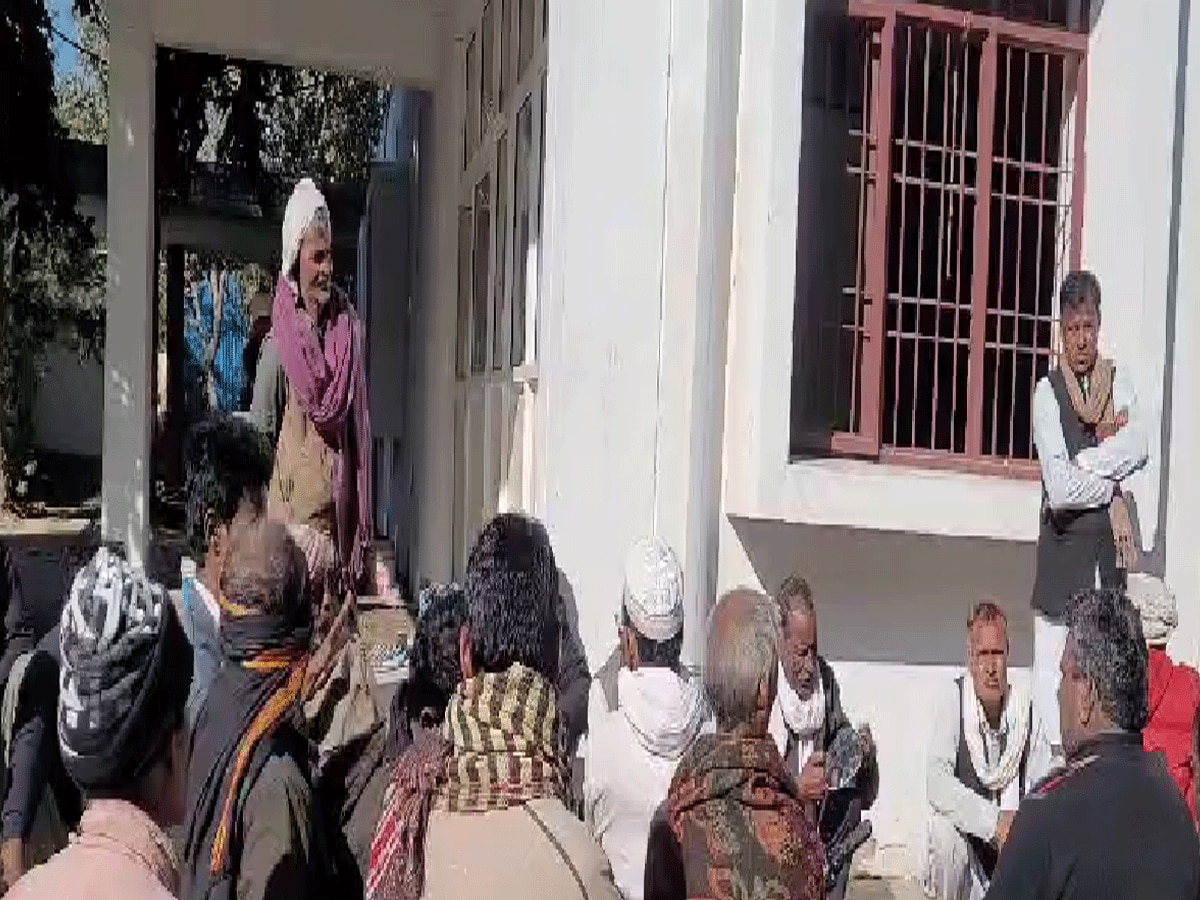 Alwar News: सास-ससुर और दादी ने पकड़े बहू के हाथ, पति ने जबरदस्ती दिया जहर 