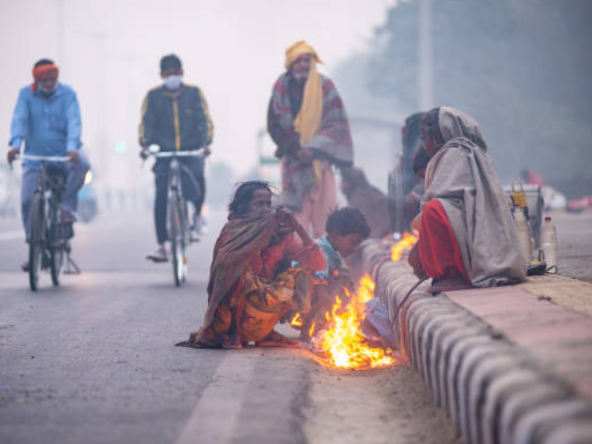 Weather Update: पहाड़ों पर बर्फबारी तो दिल्ली में शीतलहर, जानें आज के मौसम का हाल 