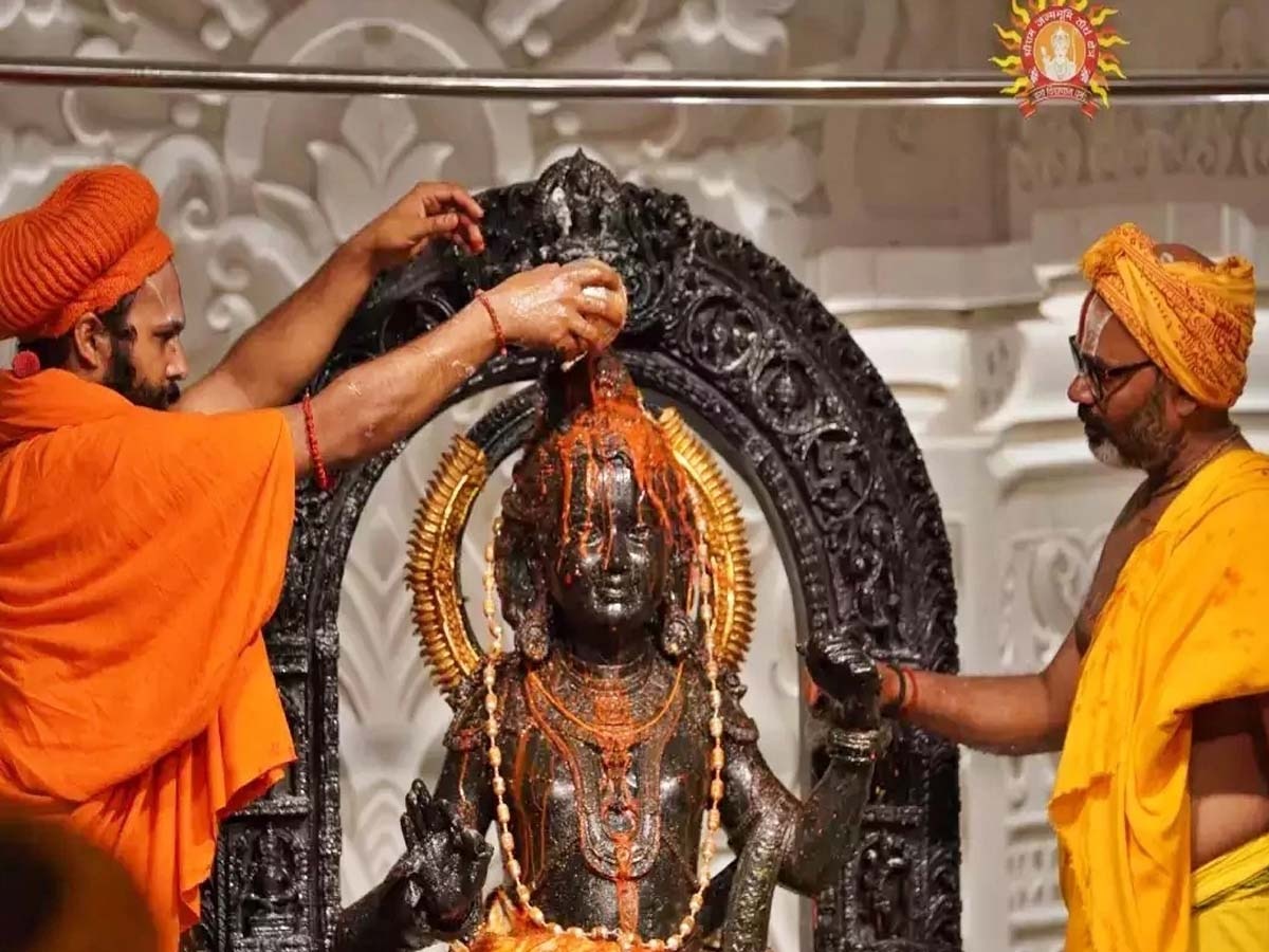 Ayodhya News: श्रद्धालुओं को अब नहीं लगा पाएंगे चंदन-टीका, मोबाइल ले जाना भी बैन; अयोध्या राम मंदिर में पुजारियों के लिए सख्त किए गए नियम 