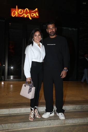 पत्नी संग नजर आए शब्बीर अहलूवालिया