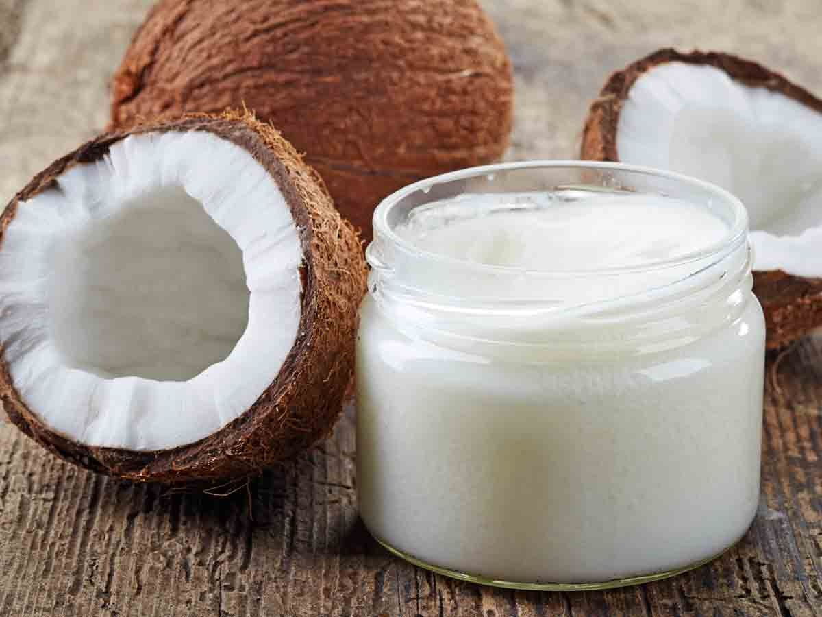 https://hindi.cdn.zeenews.com/hindi/sites/default/files/2024/12/19/3522481-coconut-oil.jpg?im=FitAndFill=(1200,900)