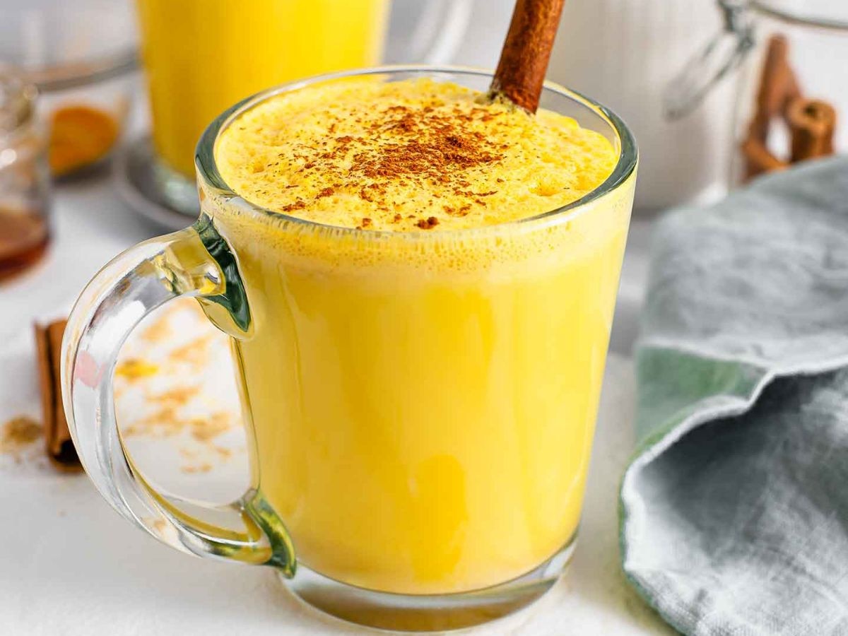 Turmeric Milk: डेली पिएं हल्दी वाला दूध, सर्दियों में 'हीटर' जैसा महसूस करेगा आपका शरीर!