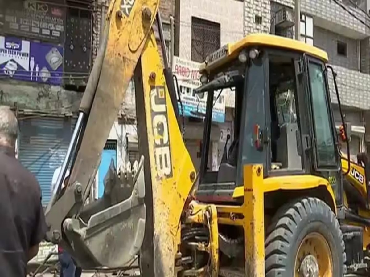 Bulldozer Action: NCR में जमकर गरजा बुलडोजर, 10 मकानों को किया धवस्त ...