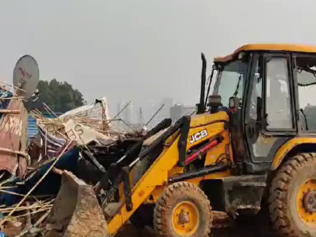 Gurugram Bulldozer Action: उल्लावास गांव में 700 करोड़ की जमीन पर कर रखा था अतिक्रमण, चला बुलडोजर 