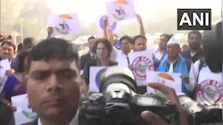 विपक्षी सांसदों और प्रियंका गांधी ने अमित शाह के खिलाफ किया प्रदर्शन 