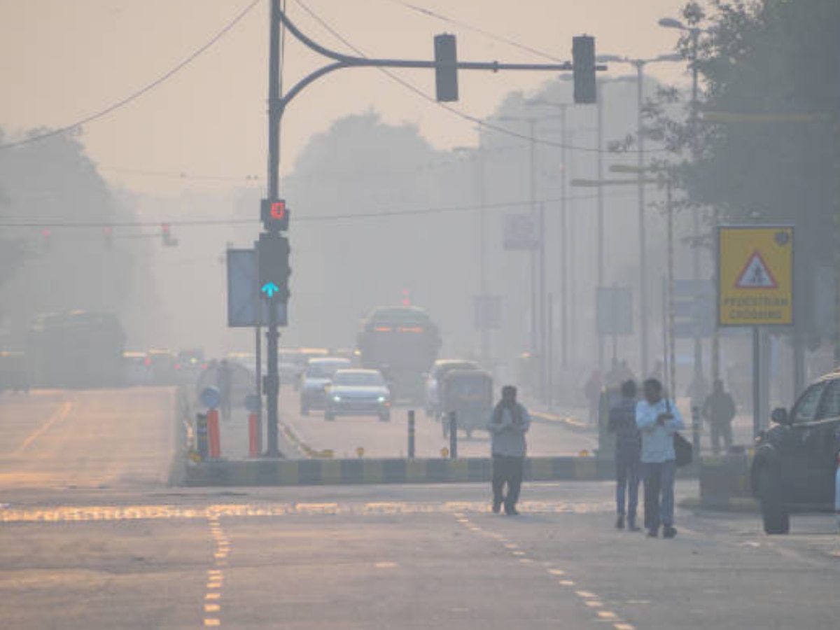 Delhi air Pollution: प्रदूषण से फिर गैस चैंबर बना दिल्ली NCR, 400 पार हुआ AQI, कब मिलेगी राहत? 