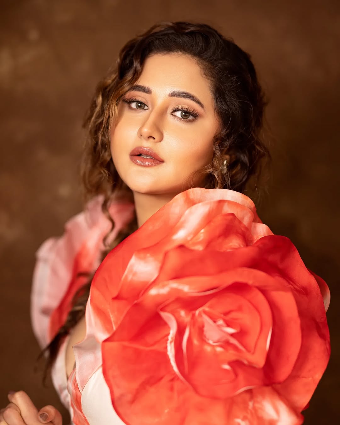 When the show ended, Rashmi came on the road