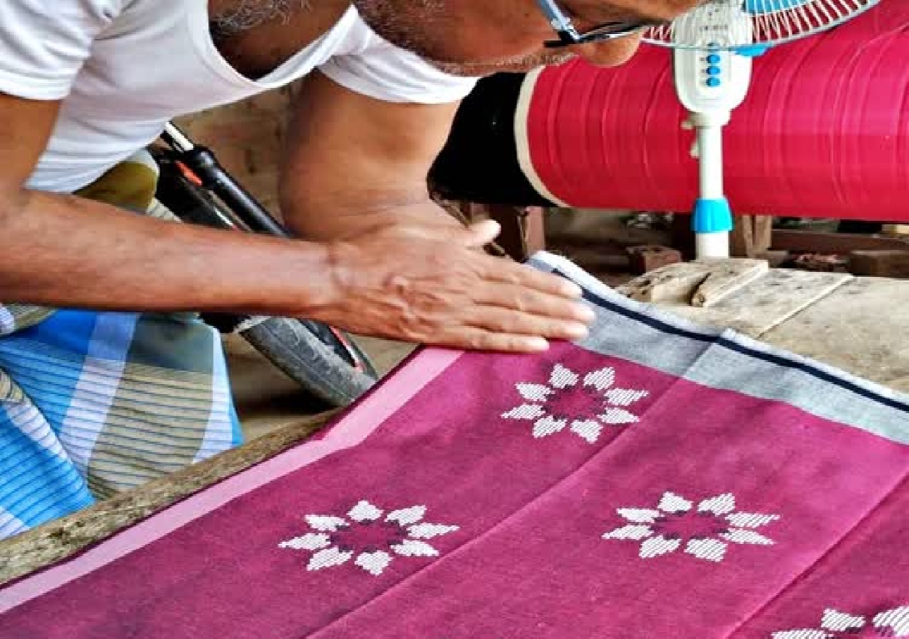 साड़ी पर उकेरी जाती है 52 बूटी, नालंदा के हुनरमंद बड़े मान से गढ़ते हैं बौद्ध धर्म के प्रतीक चिन्ह साड़ी पर उकेरी जाती है 52 बूटी, नालंदा के हुनरमंद बड़े मान से गढ़ते हैं बौद्ध धर्म के प्रतीक चिन्ह