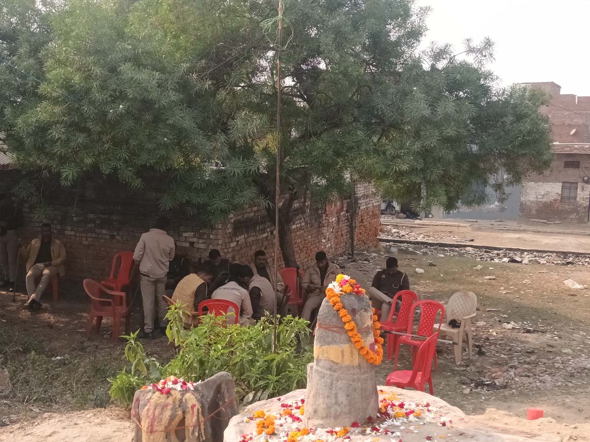 UP News: झूठी है जौनपुर में कब्रिस्तान में शिवलिंग मिलने की अफवाह; पुलिस ने किए कई दावे UP News: झूठी है जौनपुर में कब्रिस्तान में शिवलिंग मिलने की अफवाह; पुलिस ने किए कई दावे