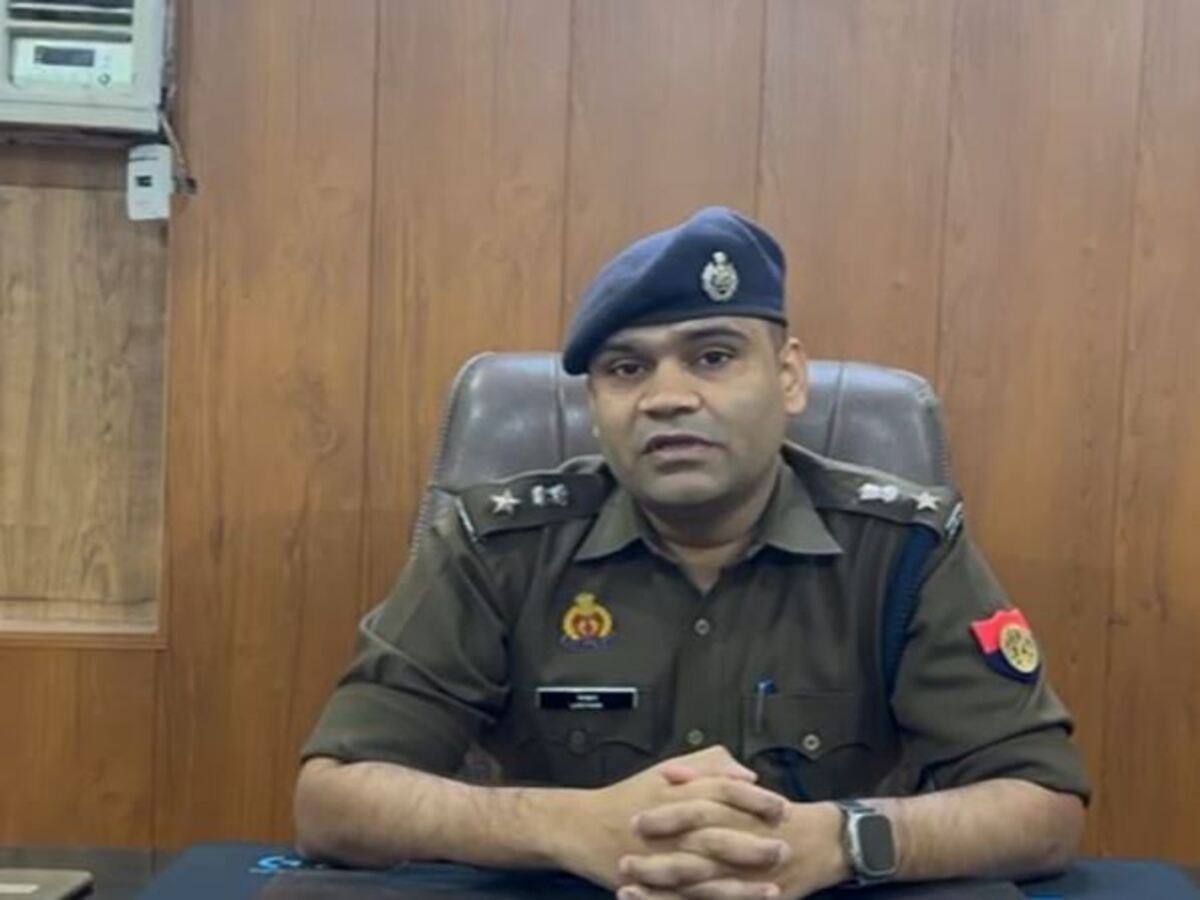 Noida News: मिठाई के शौक ने करवाया नोएडा के ट्रैफिक पुलिसकर्मी को सस्पेंड, जानें पूरा मामला