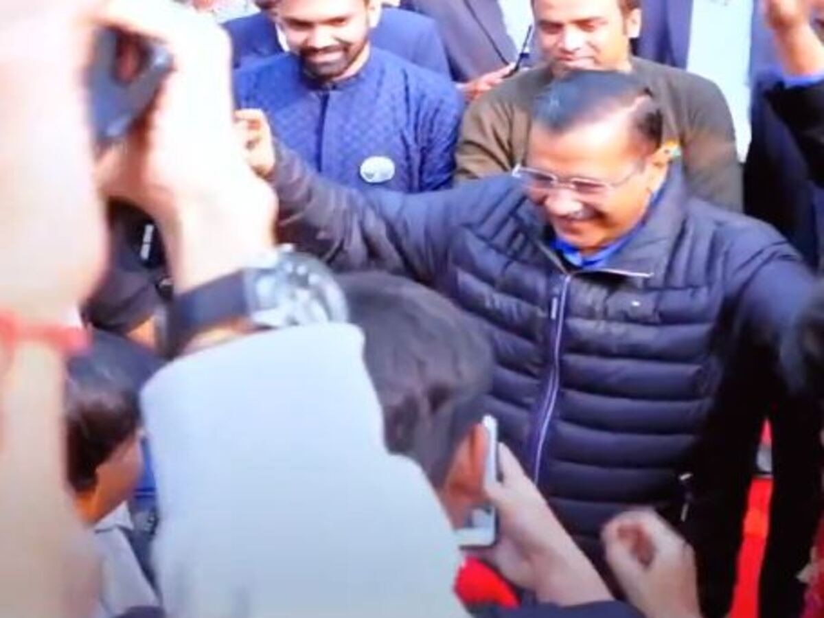 Arvind Kejriwal Dance: छात्रों ने की AAP मुखिया से डांस की रिक्वेस्ट, केजरीवाल ने बच्चों के साथ किया भांगड़ा, वीडियो वायरल