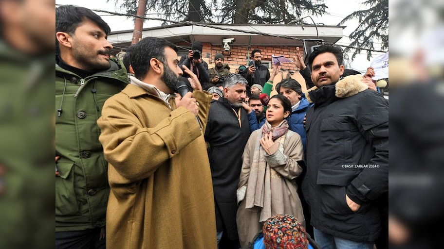 अपनी ही सरकार के खिलाफ प्रोटेस्ट क्यों कर रहे हैं NC सांसद आगा रूहुल्लाह, जानें पूरा मामला