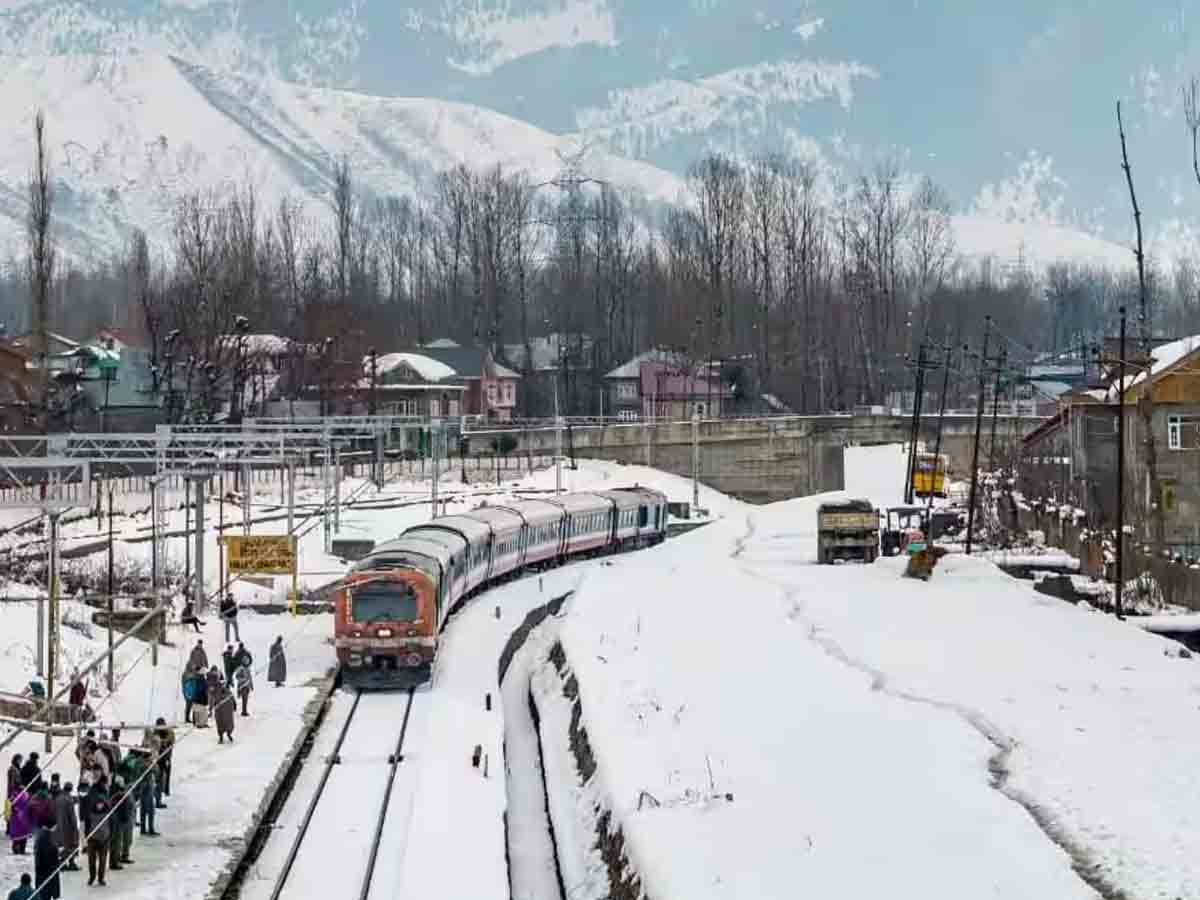 Indian Railways: द‍िल्‍ली से श्रीनगर के ल‍िए देश की पहली ऐसी ट्रेन, अंदर होगा रूम हीटर और गर्म पानी