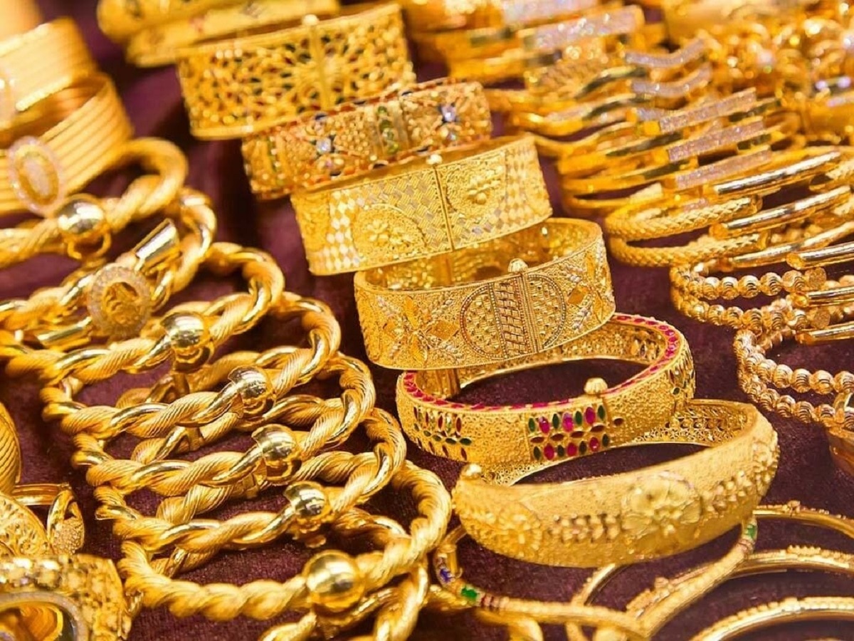  Gold Rate: क्रिसमस से पहले भरभराकर गिरा सोना, जानिए कैसा है चांदी का हाल 