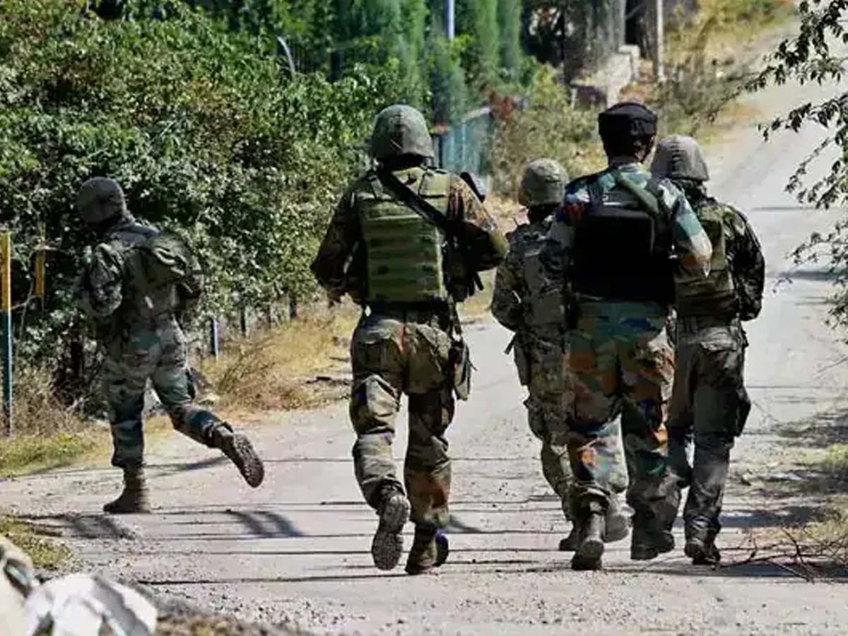 J&K News: 300 फीट गहरी खाई में गिरा सेना का वाहन, 5 जवानों की मौत