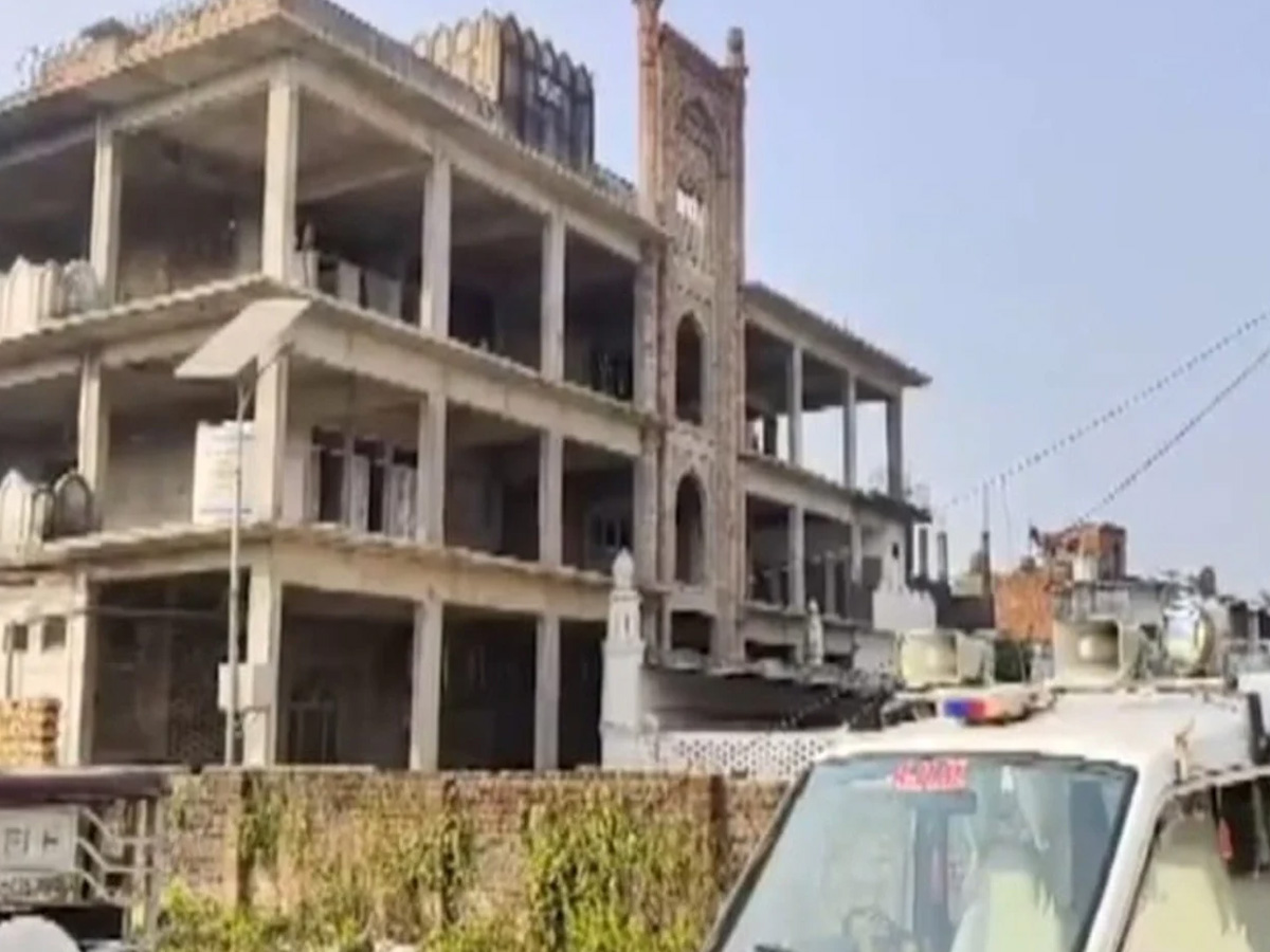 Kushinagar की मदनी मस्जिद पर क्या चलेगा बुलडोज़र? नगरपालिका ने दिया नोटिस Kushinagar की मदनी मस्जिद पर क्या चलेगा बुलडोज़र? नगरपालिका ने दिया नोटिस