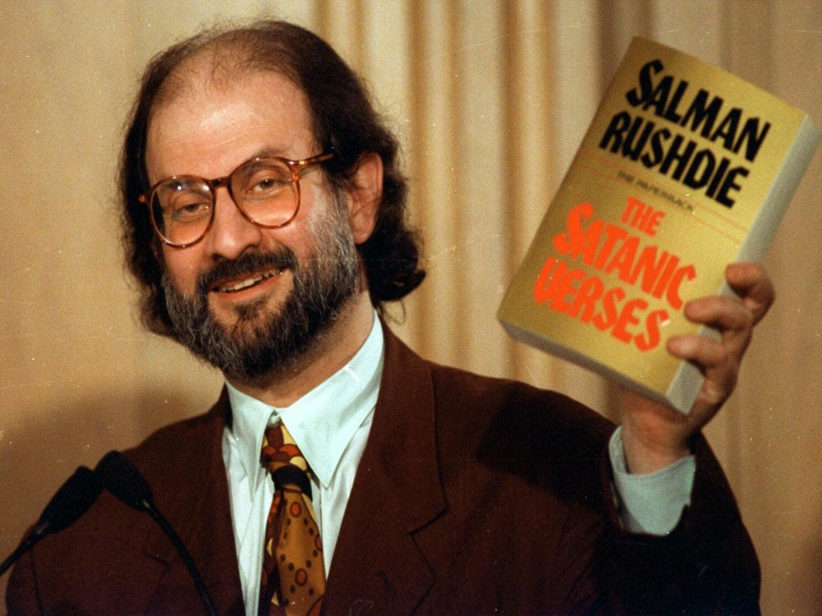 Salman Rushdie Book: सलमान रुश्दी की किताब पर फिर विवाद... 'सैटेनिक वर्सेज' ने मचाई हलचल