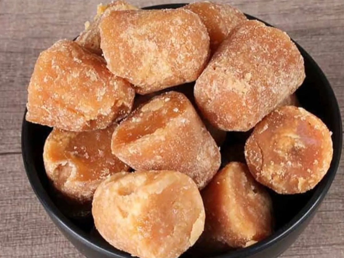 Jaggery Benefits: सर्दियों में गुड़ रखेगा आपकी सेहत का ख्याल! शरीर को मिलेगी ताजगी