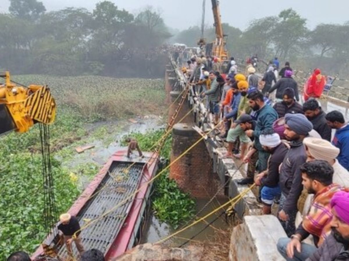 पंजाब: बठिंडा में यात्रियों संग नाले में जा गिरी बस, अब तक 8 लोगों की मौत