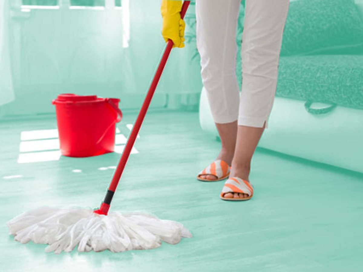 Cleaning Tips: सर्दियों में नहीं लगा पा रहे हैं घर में पोछा, इस आसान उपाय से करें घर की सफाई