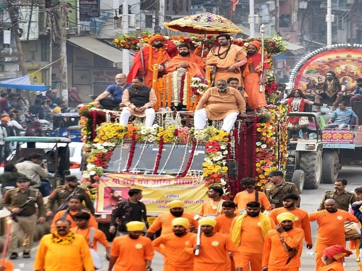 अतीक का आतंक खत्म, माफिया के इलाके में साधु-संतों ने धूमधाम से निकाली शोभायात्रा