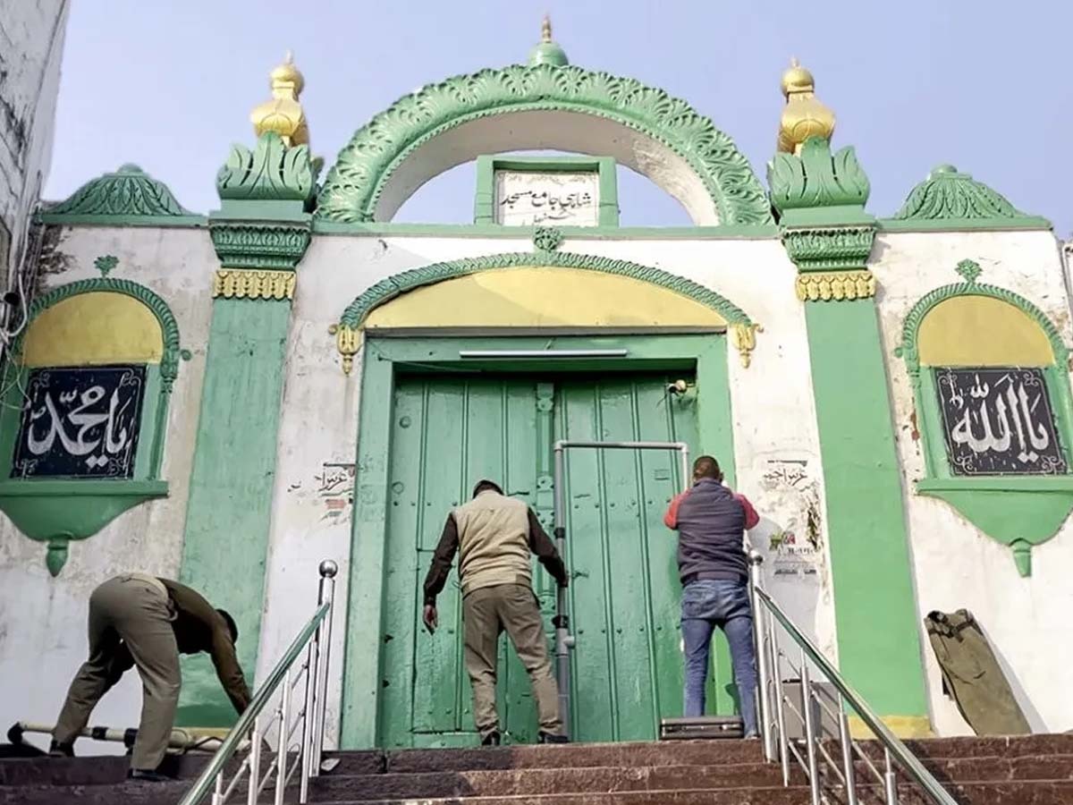 Sambhal Mosque: शाही जामा मस्जिद के पास बन रही पुलिस चौकी, मंत्र और पूजा के साथ रखी गई नीव