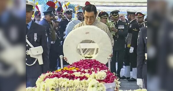 दोस्ती की मिसालः मनमोहन सिंह के निधन की खबर मिलते ही अंतिम विदाई देने दिल्ली आए भूटान के राजा