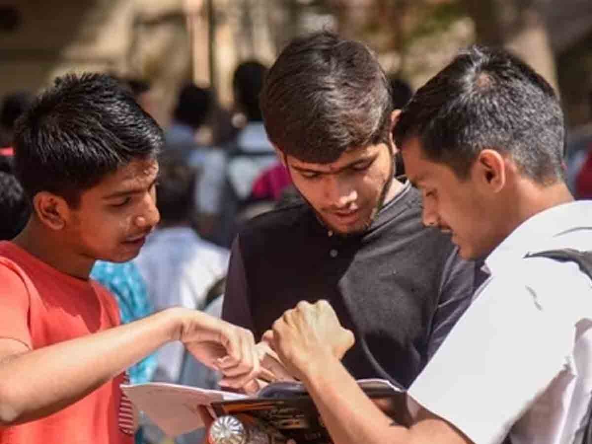 धीरूभाई अंबानी की 92वीं जयंती पर हजारों पर‍िवारों को तोहफा, 5000 छात्रों को 2-2 लाख रुपये