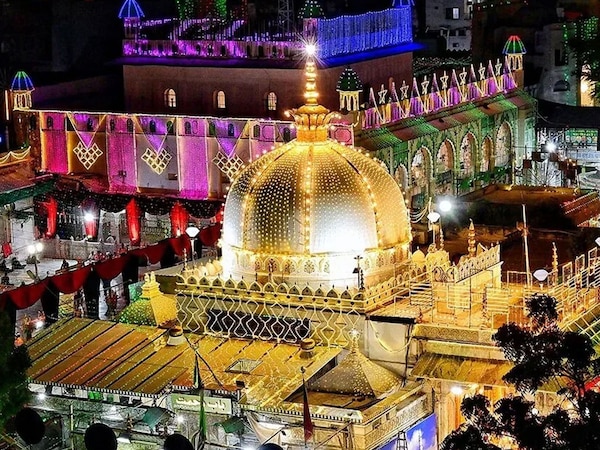 Ajmer News: ख्वाजा गरीब नवाज के 813वें उर्स का हुआ आगाज, बुलंद दरवाजे पर चढ़ाया गया झंडा