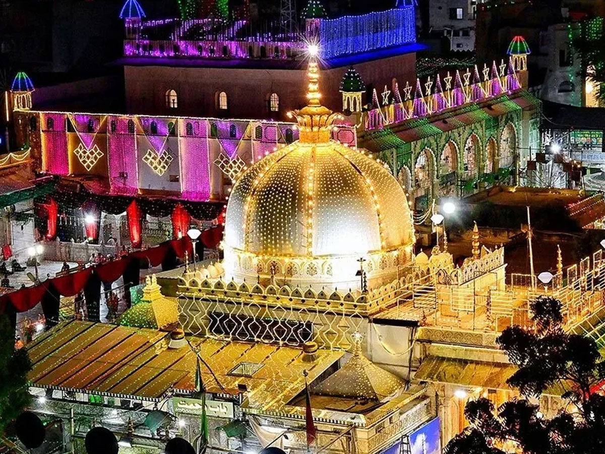 Ajmer News: ख्वाजा गरीब नवाज के 813वें उर्स का हुआ आगाज, बुलंद दरवाजे पर चढ़ाया गया झंडा Ajmer News: ख्वाजा गरीब नवाज के 813वें उर्स का हुआ आगाज, बुलंद दरवाजे पर चढ़ाया गया झंडा