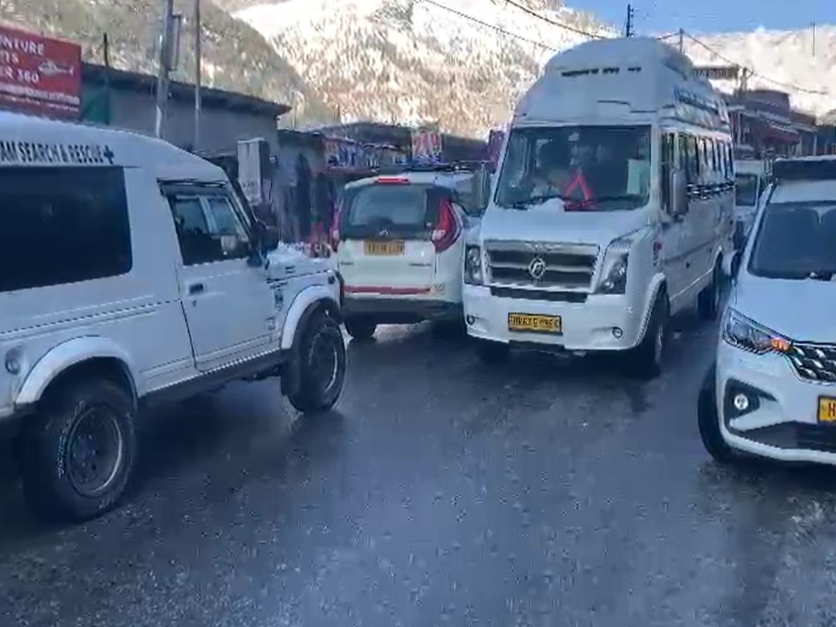 Kullu News: लंबे ट्रैफिक जाम और बर्फबारी के बाद सड़कों की सही तरीके से सफाई न होना बड़ी असुविधा: जयराम ठाकुर 