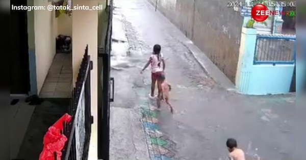 little child drowned in drainage of street shocking video going viral will left your mouth open | बारिश में खेल रहे थे छोटे-छोटे बच्चे, तभी नाली में बह गया छोटा सा बच्चा, वीडियो देख खुला रह जाएगा मुंह! | Zee News Hindi