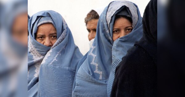 Afghanistan: महिलाओं पर हावी होता जा रहा तालिबान, घर से निकलना तो दूर, खिड़की पर खड़ा होना, बोलना भी जुर्म