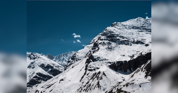 Weather Update: पहाड़ी राज्यों में बर्फबारी ने बढ़ाई सर्दी, कड़कड़ाती ठंड से कांपी दिल्ली