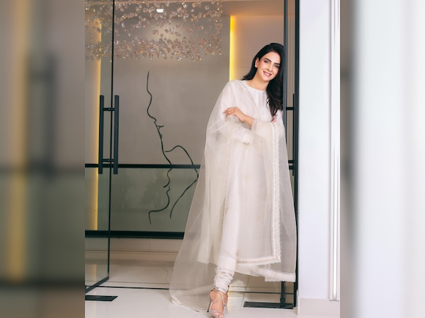 Who is Pakistani actress Saba Qamar has a connection with Bollywood ...