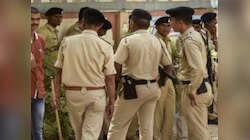 चौकीदार ने शराब माफिया की कर दी शिकायत तो बदमाश ने चाकुओं से गोदा, हालत गंभीर