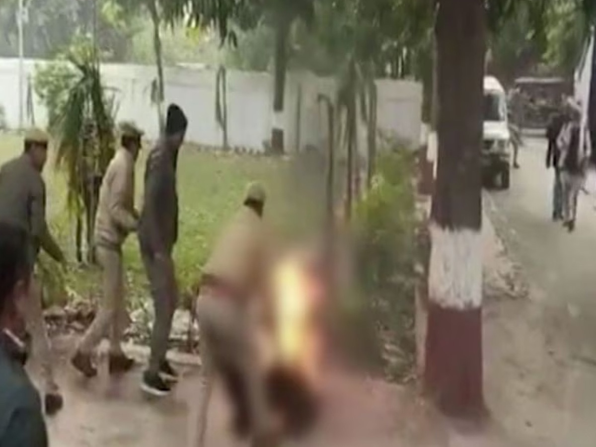 Badaun: SSP ऑफिस के सामने गुलफाम ने खुदको लगाई आग, पुलिस पर लगाया गंभीर आरोप