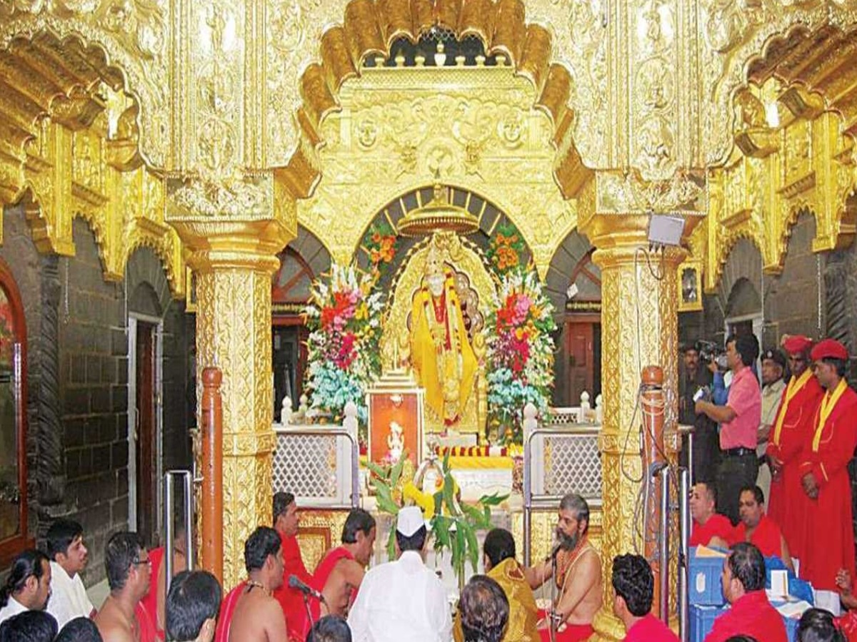 Shirdi के साईं बाबा मंदिर में जम्मू की रहने वाली श्रद्धालु ने 13 लाख 30 हजार 348 रुपये का चढ़ाया हार