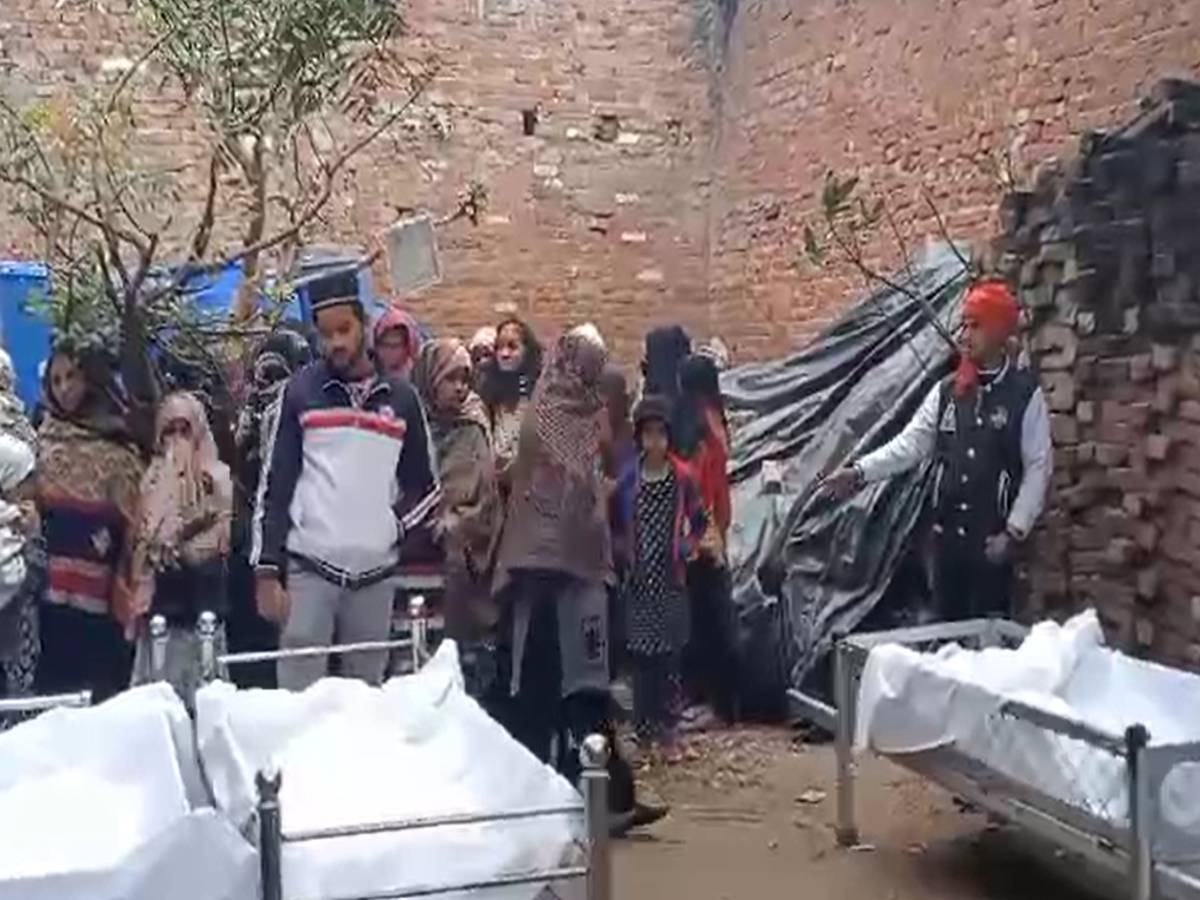 Lucknow Murder: हत्यारे अरशद की मां और बहनों की हुई तदफीन, मामा कही बड़ी बात Lucknow Murder: हत्यारे अरशद की मां और बहनों की हुई तदफीन, मामा कही बड़ी बात