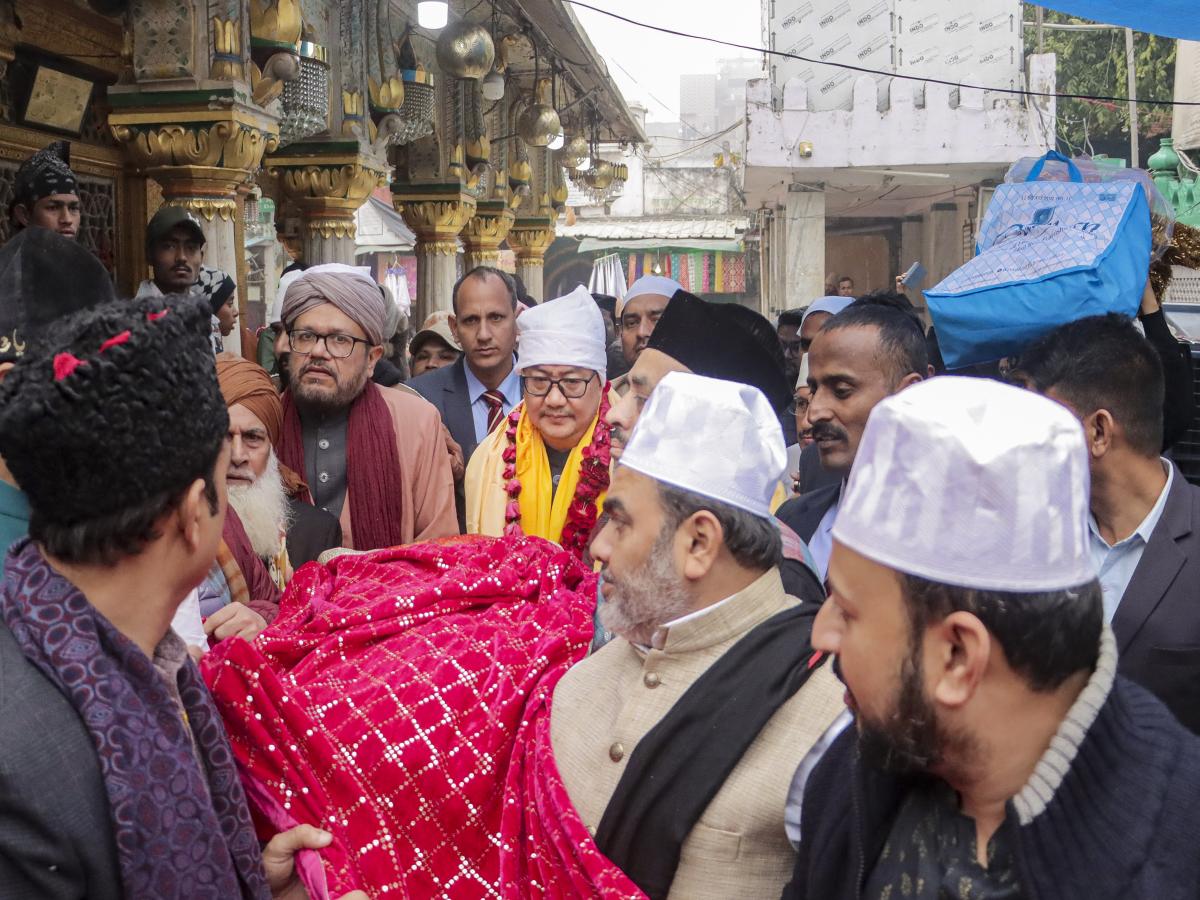 मोदी की लंबी उम्र के लिए दुआ