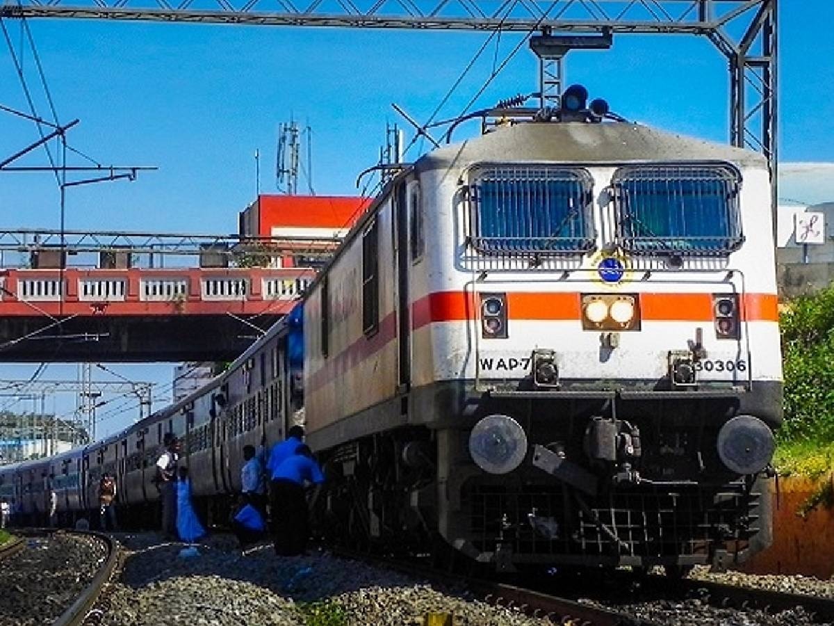 Train Timing Update: ठंड ने लगाई भारतीय रेल पर ब्रेक, 9 से 10 घंटे हुई सभी ट्रेनें लेट! 