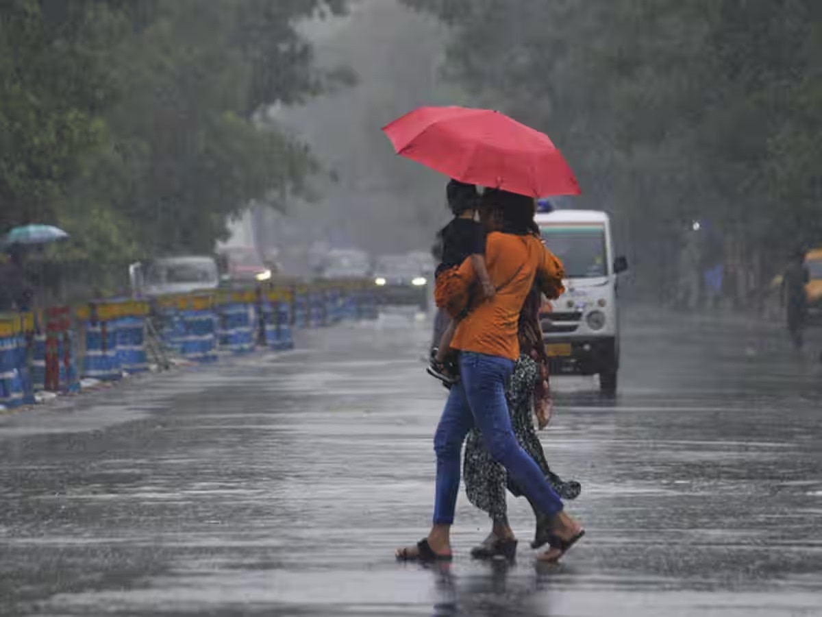 Delhi NCR Weather: दिल्ली-NCR में होगी बारिश, पड़ेगी खून को जमा देने वाली ठंड, हो जाए सतर्क 