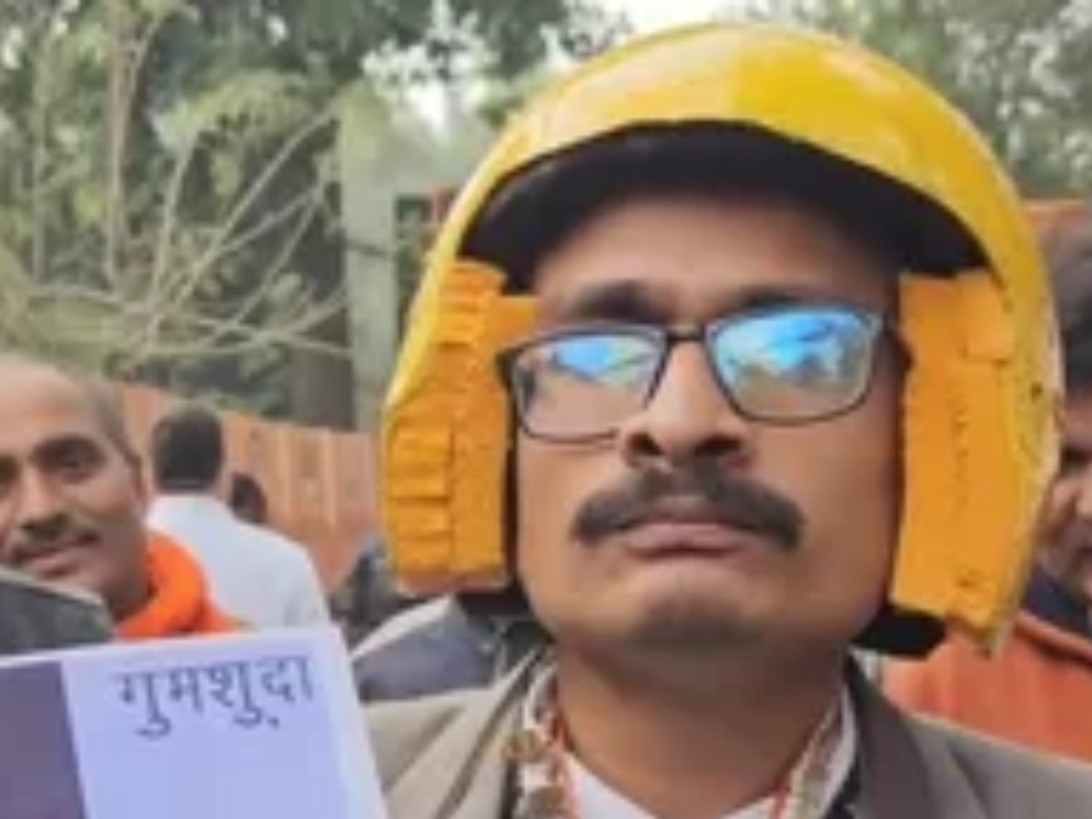 Delhi News: दिल्ली की सड़कों पर पोस्टर लेकर घूमता दिखा BK, आखिर किसे खोज रहा?