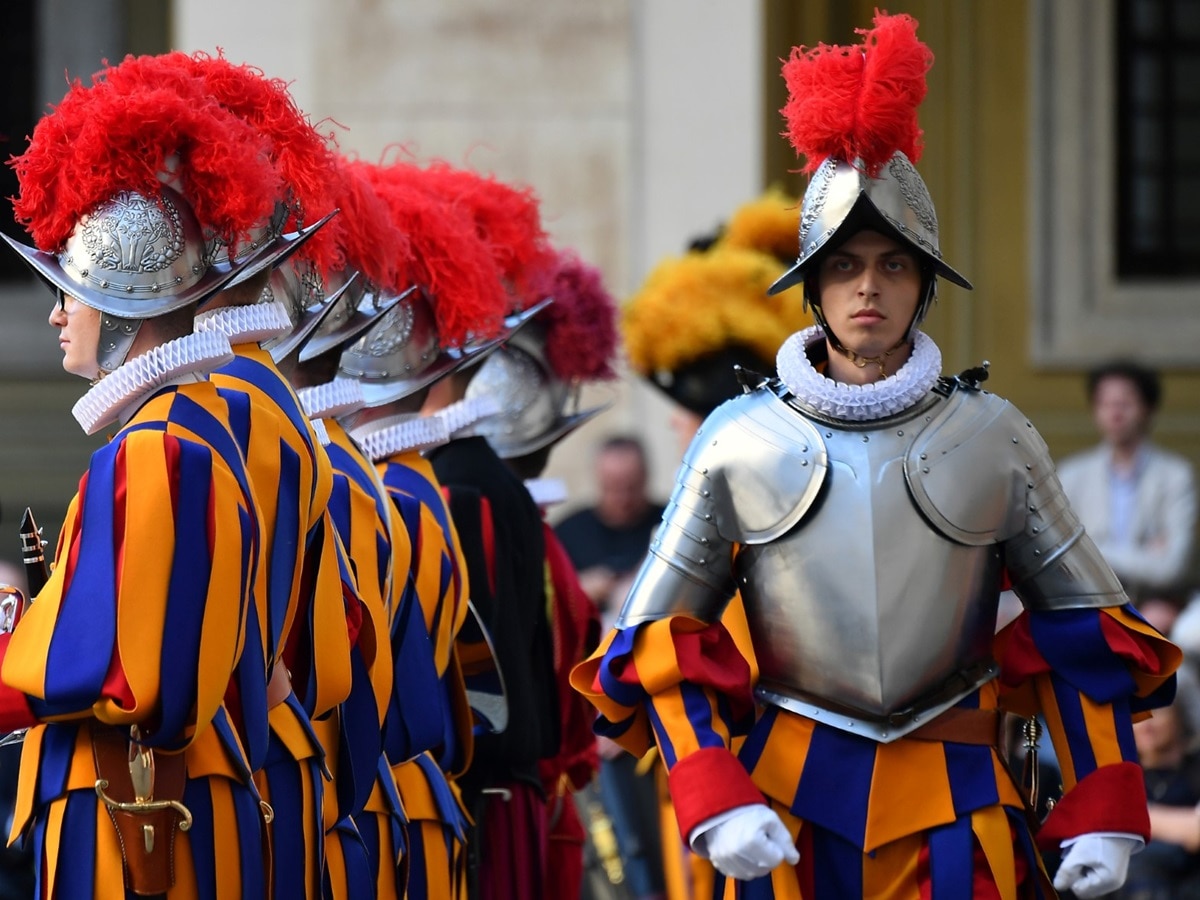 Swiss Guard: न युद्ध लड़ना पड़ता है, न ही जान का जोखिम... फिर भी लाखों कमाते हैं इस देश के सैनिक!