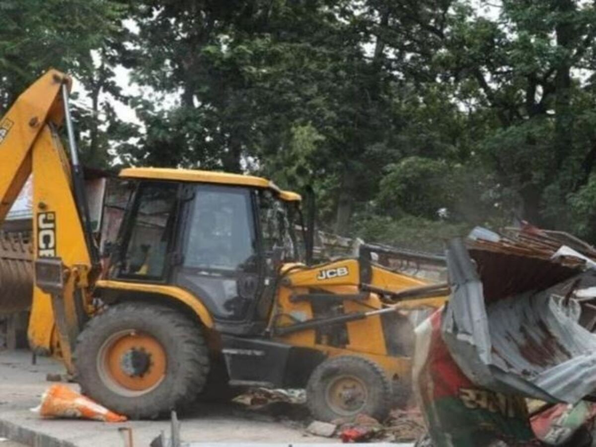 Bulldozer Action: ग्रेटर नोएडा में जमकर गरजा बुलडोजर, 480 करोड़ की जमीन कराई गई खाली