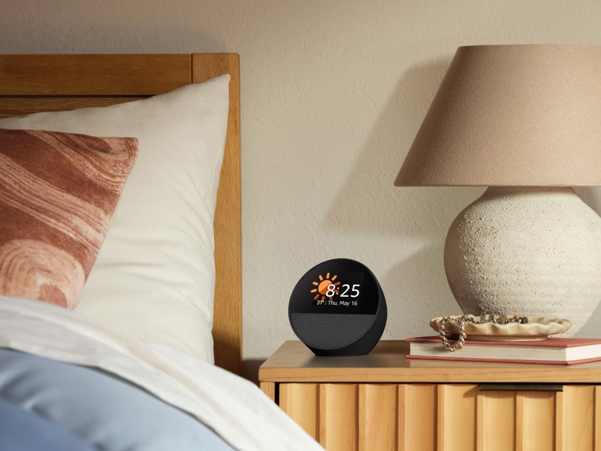 Amazon ने लॉन्च की स्टाइलिश डिजाइन वाली Alexa इनेबल्ड Smart Clock, अभी मिल रही सस्ते में